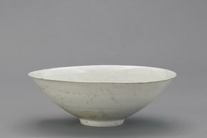 雕花白瓷碗